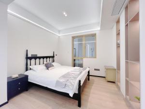 Postel nebo postele na pokoji v ubytování 500-square-meter river view luxury home with elevator access near Yu Garden