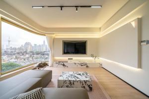 Posezení v ubytování 500-square-meter river view luxury home with elevator access near Yu Garden