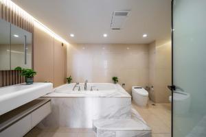 Koupelna v ubytování 500-square-meter river view luxury home with elevator access near Yu Garden + 25 fotografií
