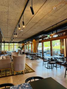スタリー・スモコヴェッツにあるHelen Apartments C317 Hrebienokのテーブルと椅子と窓のあるレストラン