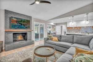 Ruang duduk di Spacious 4-Bedroom Austin Home with Patio, BBQ, & Great Location Near Mueller and North Loop