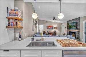 Dapur atau dapur kecil di Spacious 4-Bedroom Austin Home with Patio, BBQ, & Great Location Near Mueller and North Loop