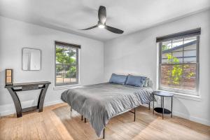 Katil atau katil-katil dalam bilik di Spacious 4-Bedroom Austin Home with Patio, BBQ, & Great Location Near Mueller and North Loop