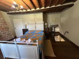 un dormitorio con una cama en una habitación en Poggi di Belvedere, en Pieve Santo Stefano 22 fotos más