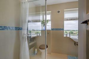 ein Badezimmer mit Dusche, Toilette und Waschbecken in der Unterkunft The Ferry Cottage in Walton + 9 Fotos