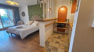 una camera da letto con un letto in una stanza con una finestra di Summer breeze a Saint-Paul