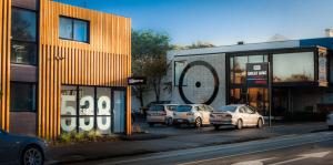 un grupo de coches estacionados frente a un edificio en 538 Great King Motel en Dunedin