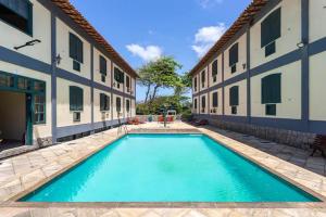 a large swimming pool in front of a building at PERÓ BEIRA MAR - Flat âncora - 203A in Cabo Frio