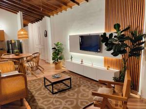 un soggiorno con TV a parete di Ambiente natural y amplio, con vista panorámica de Medellín 501 a Medellín