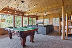 Biliár nebo kulečník v ubytování Luxury 2-Bedroom Cabin with Breathtaking Mountain Viewsl, Hot Tub, and Game Room!