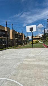a basketball court with a net and a basketball hoop at Apartamento Vacacional a 5min del Aeropuerto - Con 3 Piscinas - 2 Jacuzzi - Sauna - 20 min Parque del Café - By Molca Travel in La Tebaida +5 photos