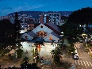 un grande edificio bianco nel centro di una città di Ambiente natural y amplio, con vista panorámica de Medellín 501 a Medellín
