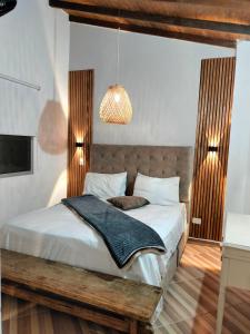 una camera con letto e luce a ciondolo di Ambiente natural y amplio, con vista panorámica de Medellín 501 a Medellín