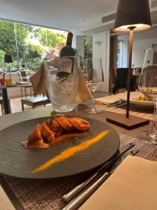 une assiette de nourriture sur une table avec des verres à vin dans l'établissement Atlantic Park Hotel, à Fiuggi