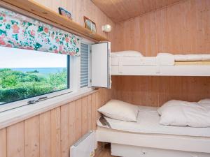 a small room with two bunk beds and a window at Lakeview Hideaway - By Traum Ferienwohnungen in Ørby