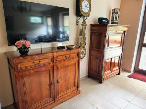 a room with a dresser and a clock on a wall at Feldzauber in Ladbergen