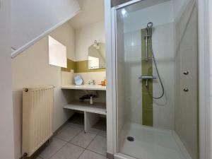 ein Badezimmer mit Dusche und Waschbecken in der Unterkunft Maison Hythou de ville 6 personnes in Thouars + 22 Fotos