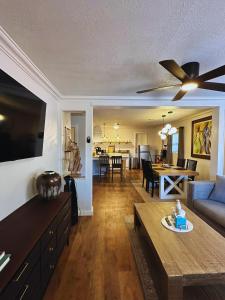 Χώρος καθιστικού στο Budget-friendly 2br Near Plaza District #19a +20 φωτογραφίες