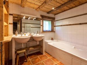 Ένα μπάνιο στο Chalet 12 pers - Sauna - Terrasse - Wifi - FR-1-437-9