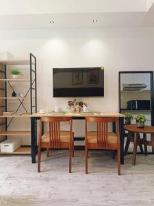 TV a/nebo společenská místnost v ubytování Thyme Residences T129 Corner Unit + 19 fotografií