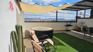 a patio with a cactus and a hot tub and a cactus at Terraza y Fire pit con vista increíble in Chihuahua