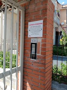 a brick wall with a sign on it at B&B Porta Roma in Capua +36 photos