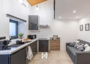 une cuisine et un salon avec un canapé dans l'établissement MyStay - Lapa 4 House, à Porto