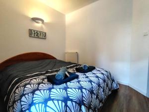 a bedroom with a bed with blue towels on it at Le central - WIFI - hyper centre in Gap