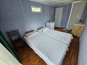 ポティにあるDona Houseの部屋にある大きな白いベッドのある寝室 +8枚の写真