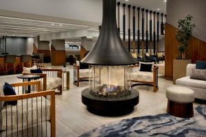 斯普林菲尔德塔楼广场斯普林菲尔德酒店的大堂在客房中间设有壁炉