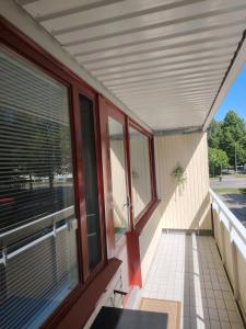 an empty balcony with a view of the street at Rauhallinen majoitus parvekkeella in Joensuu