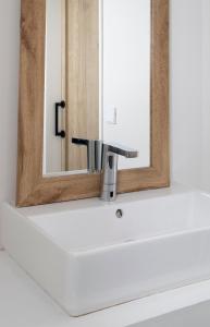 lavabo con espejo encima en Gran apartamento Sorolla, en Playa de Miramar 42 fotos más