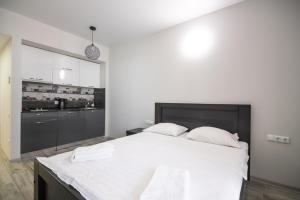Giường trong phòng chung tại Elegant Apartment with Sea View in Alliance Palace