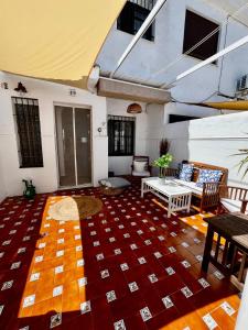 una gran sala de estar con una alfombra roja en Barrosa Living, en Chiclana de la Frontera 15 fotos más