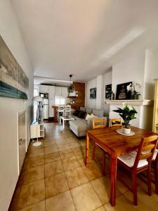 una sala de estar con una mesa y un sofá en Barrosa Living, en Chiclana de la Frontera