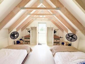 Postel nebo postele na pokoji v ubytování Journey's End