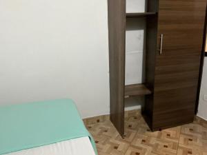 una camera con un letto accanto a un armadio di Aparta suite Torre de Prado 402 a Medellín