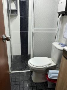 un bagno con wc e doccia di Aparta suite Torre de Prado 402 a Medellín