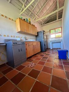 O bucătărie sau chicinetă la La Esmeralda Cottage +21 fotografii