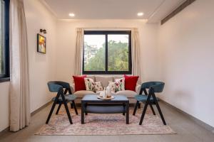 Posezení v ubytování SaffronStays Fira - 4BR villa with pool, lift & sea breeze near Candolim, Baga & Reis Magos Fort