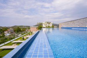 Bazén v ubytování Pool view Rawai condo 103 by IBG Property nebo v jeho okolí