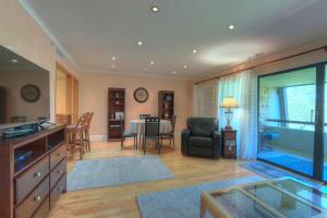 a living room with a kitchen and a dining room at Perfect Condo Sleeps 8 Private Community Florida in Palm Harbor