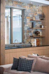 レベルストークにあるMountain Lake Luxury Ski Chaletの石壁のリビングルーム(ソファ付) +37枚の写真