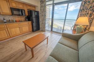 Kuchyň nebo kuchyňský kout v ubytování Beachfront Condo, Stunning Pools and Scenic Views!