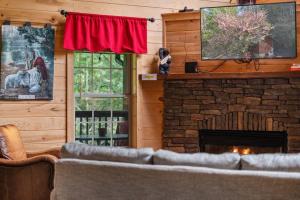 Et tv og/eller underholdning på Along The Right Path Cabin