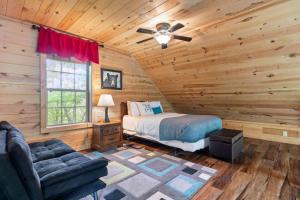 En eller flere senge i et værelse på Along The Right Path Cabin