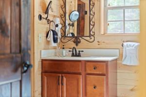 Billede fra billedgalleriet på Along The Right Path Cabin i Sevierville + 30 billeder