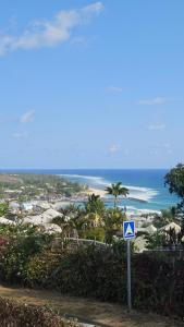 una vista di una spiaggia con un cartello blu di Summer breeze a Saint-Paul