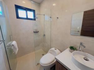 Ένα μπάνιο στο Apartamento céntrico con vista a la ciudad de Loja +16 φωτογραφίες