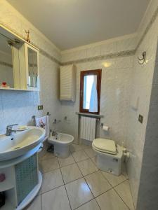 Ванная комната в Le Acacie Apartment Lari Vista Castello +19 фотографий